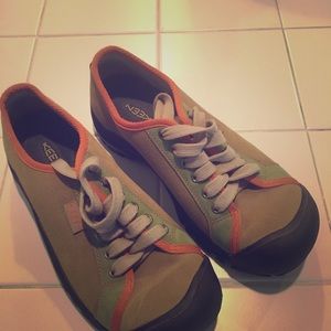 Super comfy & sporty Keen shoes